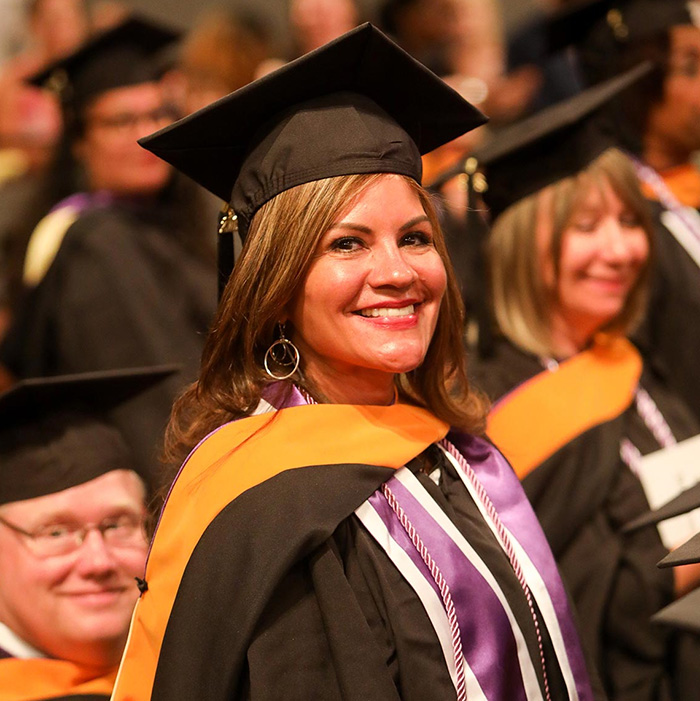 mujer sonriente en la ceremonia de graduación