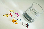 imagen de pastillas y un vaso de agua