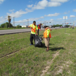 Los alumnos colaboran en la limpieza de la basura de las carreteras