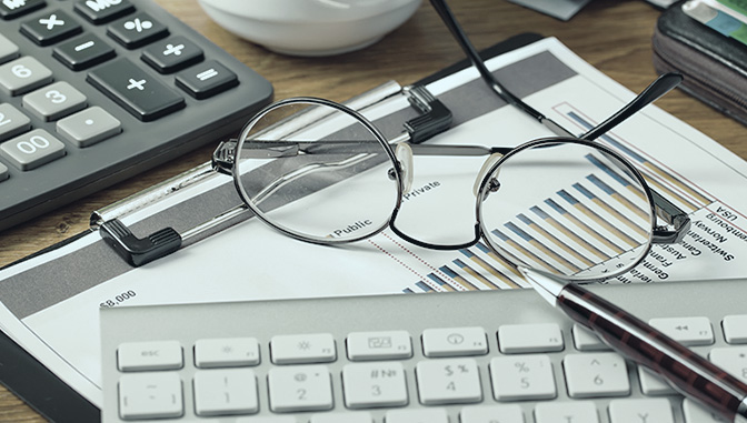 gafas en un teclado