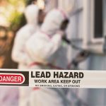cinta de peligro por riesgo de plomo y trabajadores con trajes blancos para materiales peligrosos