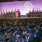 El presidente Baldwin se dirige a los graduados en la ceremonia de graduación 2018 de la Universidad Excelsior