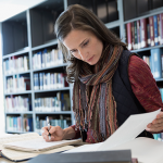 mujer estudiando en la biblioteca