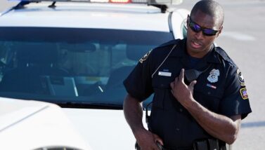 Agente de policía hablando por radio