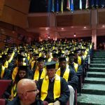 La Universidad de Excelsior celebra a los graduados en la ceremonia negra y dorada de la Academia de Sargentos Mayores del Ejército de los Estados Unidos