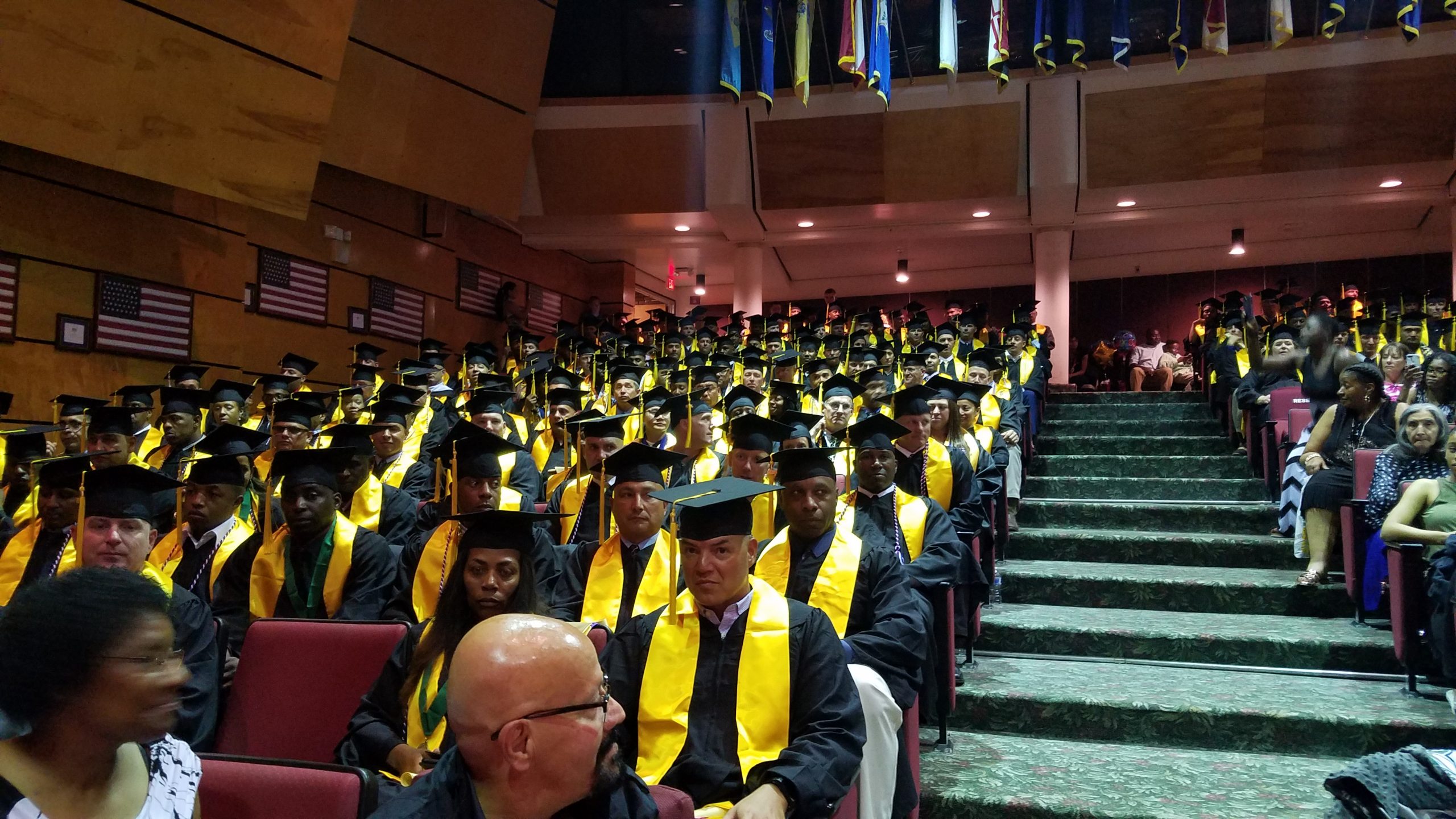 La Universidad de Excelsior celebra a los graduados en la ceremonia negra y dorada de la Academia de Sargentos Mayores del Ejército de los Estados Unidos