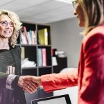 cómo negociar el salario foto de 2 mujeres de negocios