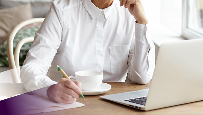 profesional que documenta un plan de desarrollo profesional