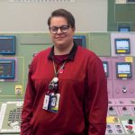 Joanna Lew, ex alumna de la carrera de ingeniería nuclear en su lugar de trabajo, Exelon