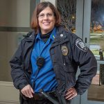 Michelle Ashley, guardia de seguridad y graduada de la Zona 5 en su trabajo.