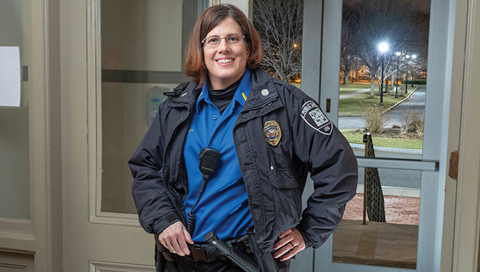 Michelle Ashley, guardia de seguridad y graduada de la Zona 5 en su trabajo.