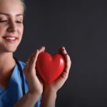 enfermera sosteniendo un corazón