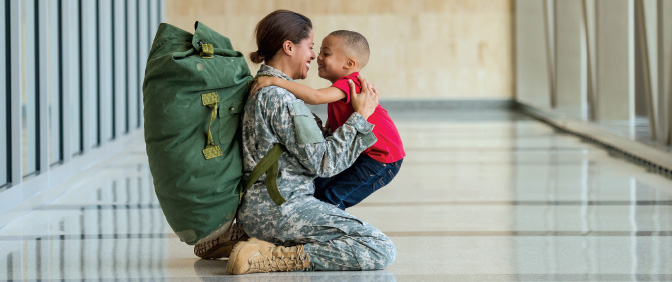 Mujer militar y niño