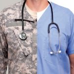 Imagen de la transición de militar a enfermero