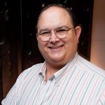 El graduado Ken DesForges es ahora profesor de la Universidad de Excelsior