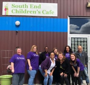 El personal de Excelsior es voluntario en la cafetería infantil de South End