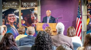 El congresista Tonko se dirige al personal y al profesorado de Excelsior 