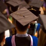 Alumni en gorras de graduación