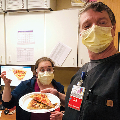 Trabajadores de la salud comiendo pizza