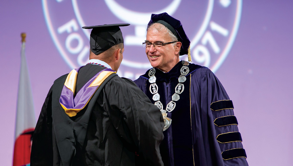 James N. Baldwin felicita a un graduado