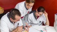 Un educador de enfermería orienta a los nuevos enfermeros, ayuda a los actuales a aprender nuevas habilidades y contribuye a dar forma al futuro de la enfermería.
