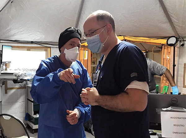 El teniente coronel Bryan R. O'Bannon, enfermero de la Reserva del Ejército, a la izquierda, y Jonathan Green, director ejecutivo del servicio de urgencias del Hospital Universitario