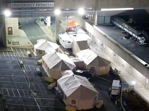 Tiendas de campaña en el aparcamiento del Hospital Universitario