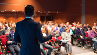 Hombre presentando al público en una conferencia