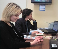 mujer en el escritorio conectada a un cardiograma