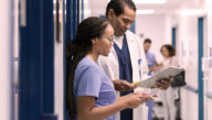 Las enfermeras consultan los datos de los pacientes
