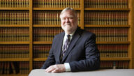 Mark Lambert, graduado de Excelsior con una larga carrera de abogado