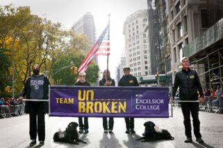 El equipo Unbroken en el desfile de veteranos de NYC