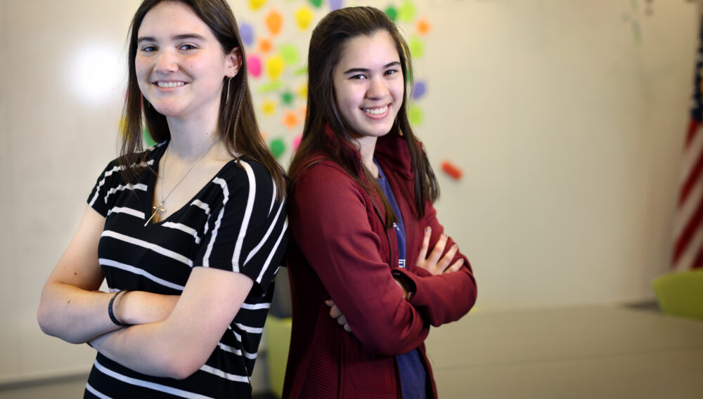 Dos estudiantes de último año de la escuela secundaria Tech Valley