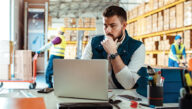 Trabajador en un puesto de trabajo de logística de nivel básico