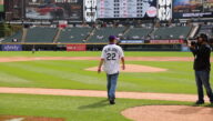 El presidente de Excelsior, David Schejbal, sube al montículo para el primer lanzamiento en el partido de los White Sox