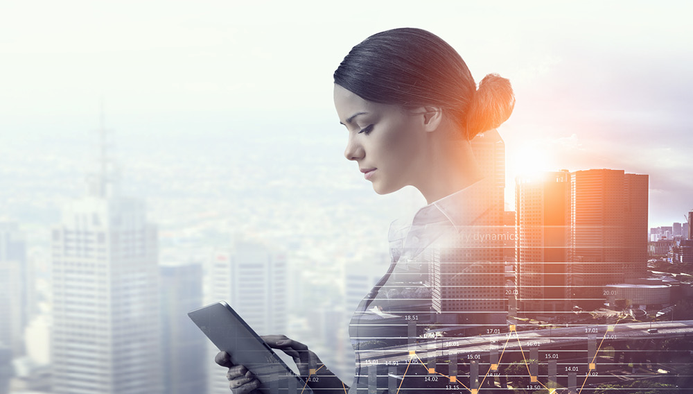 mujer de negocios mirando una tableta