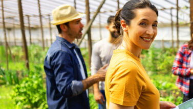 Mujer trabajando en un huerto comunitario