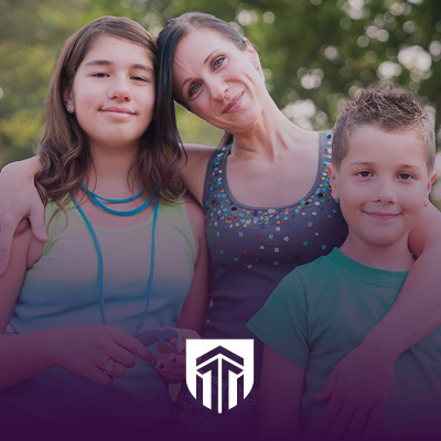 Una madre con sus hijos al aire libre