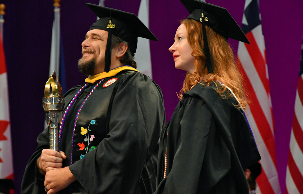 Jason DeLonais, antiguo alumno del grado en Justicia Penal de la Universidad Excelsior, en la ceremonia de graduación de 2026