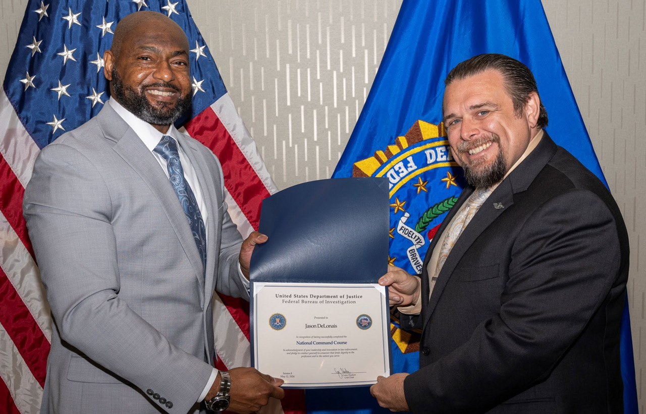 El jefe de policía de Fletcher (Oklahoma), Jason DeLonais, recibe un certificado de la FBA en un momento especial de su trayectoria profesional en el ámbito de la justicia penal.